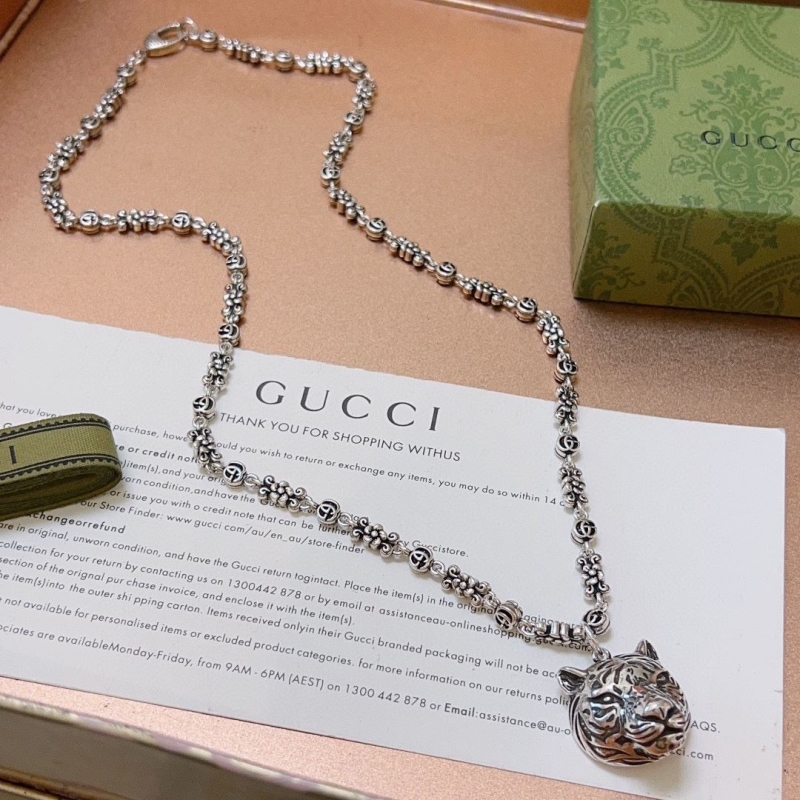 G*u*i necklaces